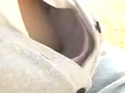 《胸チラ動画》浮きブラしまくってるギャルJKの乳首を隠し撮り盗撮の画像