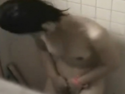《オナニー動画》プールのシャワールームでオナニーに耽るお姉さんを隠し撮り盗撮の画像