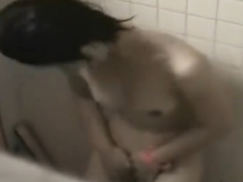 《オナニー動画》プールのシャワールームでオナニーに耽るお姉さんを隠し撮り盗撮の画像