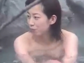 《風呂動画》露天風呂を温泉仲間と満喫する人妻を隠し撮り盗撮の画像