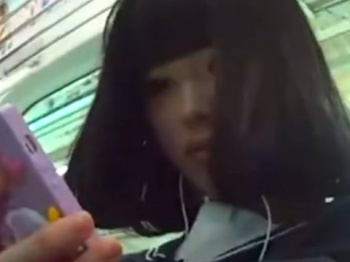 《パンチラ動画》カワイイJKが電車にいたのでスカート内を隠し撮り盗撮の画像