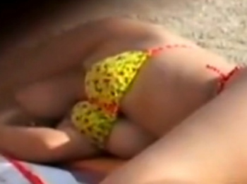 《胸チラ動画》海辺にいるビキニギャルたちの胸元を隠し撮り盗撮の画像