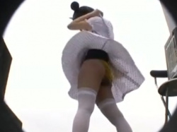 《パンチラ動画》強風でスカートがめくれるコスプレヤーのパンティを隠し撮り盗撮の画像