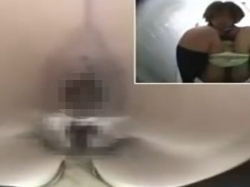 《排泄動画》学習塾のトイレにカメラ設置して制服女子の排泄を隠し撮り盗撮の画像