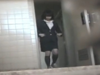 《排泄動画》看護学校の女子トイレに潜伏した女盗撮師が学生の排泄を隠し撮り盗撮の画像