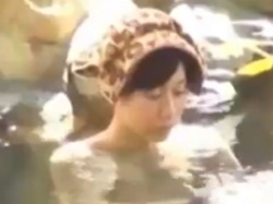 《風呂動画》しっぽりと露天風呂に浸かる美人さんを隠し撮り盗撮の画像