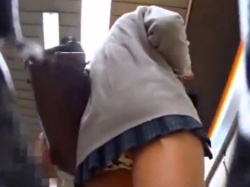 《パンチラ動画》スマホに夢中なJKのスカート内を隠し撮り盗撮の画像