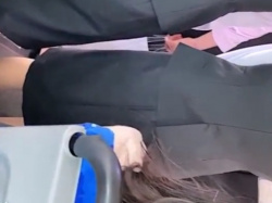 《パンチラ動画》空港スタッフのお姉さんに近づいて隠し撮り盗撮の画像