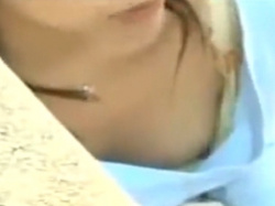 《胸チラ動画》隙間から乳首が見えているお姉さんの胸元を隠し撮り盗撮の画像