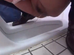 《排泄動画》和式トイレで排泄するJKたちを隠し撮り盗撮の画像