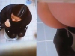 《排泄動画》下痢で苦しむお姉さんを個室トイレの上下から隠し撮り盗撮の画像