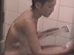 《風呂動画》民家の浴室で入浴中のお姉さんを隠し撮り盗撮の画像