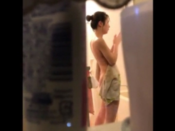 《風呂動画》清楚系女子大生が入浴中の浴室をのぞいて隠し撮り盗撮の画像