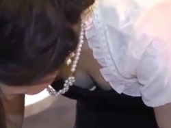 《胸チラ動画》結婚式の受付でお姉さんの胸元を隠し撮り盗撮の画像
