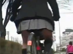 《パンチラ動画》自転車に乗って登校中の制服女子のスカート内を隠し撮り盗撮の画像