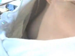 《胸チラ動画》フリマにいたお姉さんの胸元を隠し撮り盗撮の画像