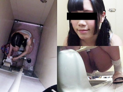 《排泄動画》トイレにカメラを仕掛けてパイパン女子を隠し撮り盗撮の画像