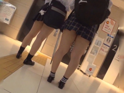 《パンチラ動画》エレベーターを待っている制服女子のスカート内を隠し撮り盗撮の画像