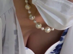 《胸チラ動画》結婚式でドレスを着たお姉さんの胸元を隠し撮り盗撮の画像