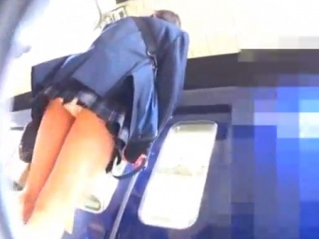 《パンチラ動画》駅のホームにいた制服女子のスカート内を隠し撮り盗撮の画像