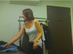 《着替え動画》職場の更衣室で着替えるお姉さんを隠し撮り盗撮の画像