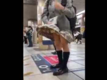 《パンチラ動画》風でスカートがめくれちゃう制服女子を隠し撮り盗撮の画像