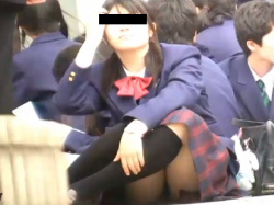 《パンチラ動画》地べたに座っている可愛い制服女子のスカート内を隠し撮り盗撮の画像