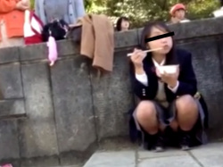 《パンチラ動画》外で食事中の可愛い制服女子を隠し撮り盗撮の画像