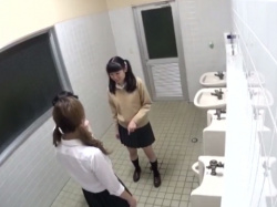 《排泄動画》女子トイレが使えう男子トイレで放尿する女子校生を隠し撮り盗撮の画像