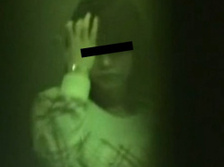 《排泄動画》トイレの隙間から美女の排泄を隠し撮り盗撮の画像