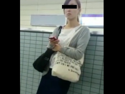 《パンチラ動画》電車待ちをしているお姉さんをエスカレーターで隠し撮り盗撮の画像