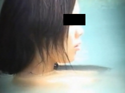 《風呂動画》露天風呂につかるギャルを隠し撮り盗撮の画像