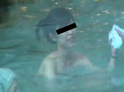 《風呂動画》お風呂で疲れを癒す人妻を隠し撮り盗撮の画像