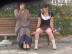 《パンチラ動画》ベンチに座ってるツインテール女子を隠し撮り盗撮の画像