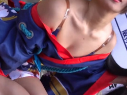 《胸チラ動画》コスプレイヤーの胸元を隠し撮り盗撮の画像
