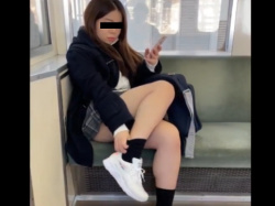 《パンチラ動画》ムチムチ太腿を見せつける制服女子のパンティを隠し撮り盗撮の画像