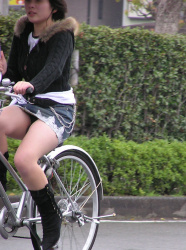 【自転車】短いスカートでパンチラ披露しながら自転車に乗る女の子の画像