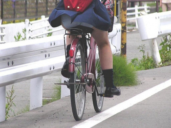 【自転車】パンチラや太ももが楽しめる自転車に乗った女の子たちの街撮り盗撮エロ画像の画像