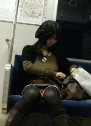 【電車対面】電車に乗ったら期待してしまう対面パンチラ盗撮エロ画像の画像