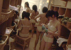 【着替え】脱衣所に仕掛けられたカメラで盗撮された着替え中の美女達の画像