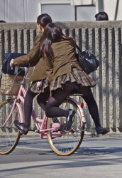 【自転車】自転車に乗った女の子のパンチラ盗撮エロ画像の画像