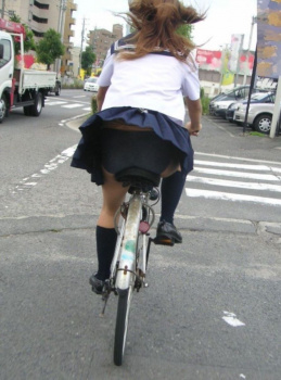 【自転車】見るなというのが無理なスカートで自転車に乗る女子を盗撮の画像