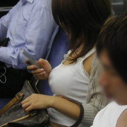 電車で見かけた着衣巨乳の素人娘たちがエロかったので街撮りの画像
