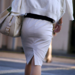 タイトスカートだから尻の形もパンツもクッキリな透けパン素人娘たちの画像