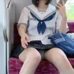 電車のシートに座って無防備にパンチラしてるミニスカ素人娘たちの画像