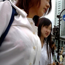 正面から透けブラしまくる素人娘たちの胸元を街撮りの画像