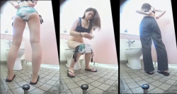 [トイレ盗撮]海水浴場のトイレで水着に着替えてオシッコしてるお姉さんなどを隠し撮りの画像