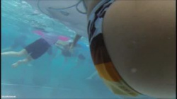 水中にカメラがあるとは誰も気づかない！！プール内に仕掛けたカメラで美少女たちの水着越しにくっきり見えるエロい巨尻を接写に成功！！の画像