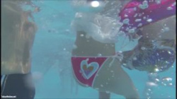 これはまずいかも…美少女が集まるプールの中を水中カメラで撮影！！明らかに幼い水着のお尻を接写した危険映像が流出！！の画像