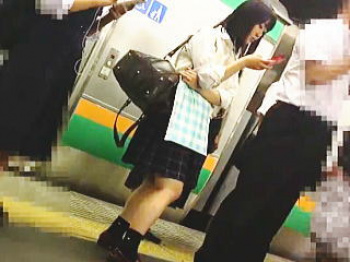 【盗撮】電車でリアル女子校生をパンチラ逆さ撮りしてから精子ぶっ掛けてる破天荒な撮り師♪の画像
